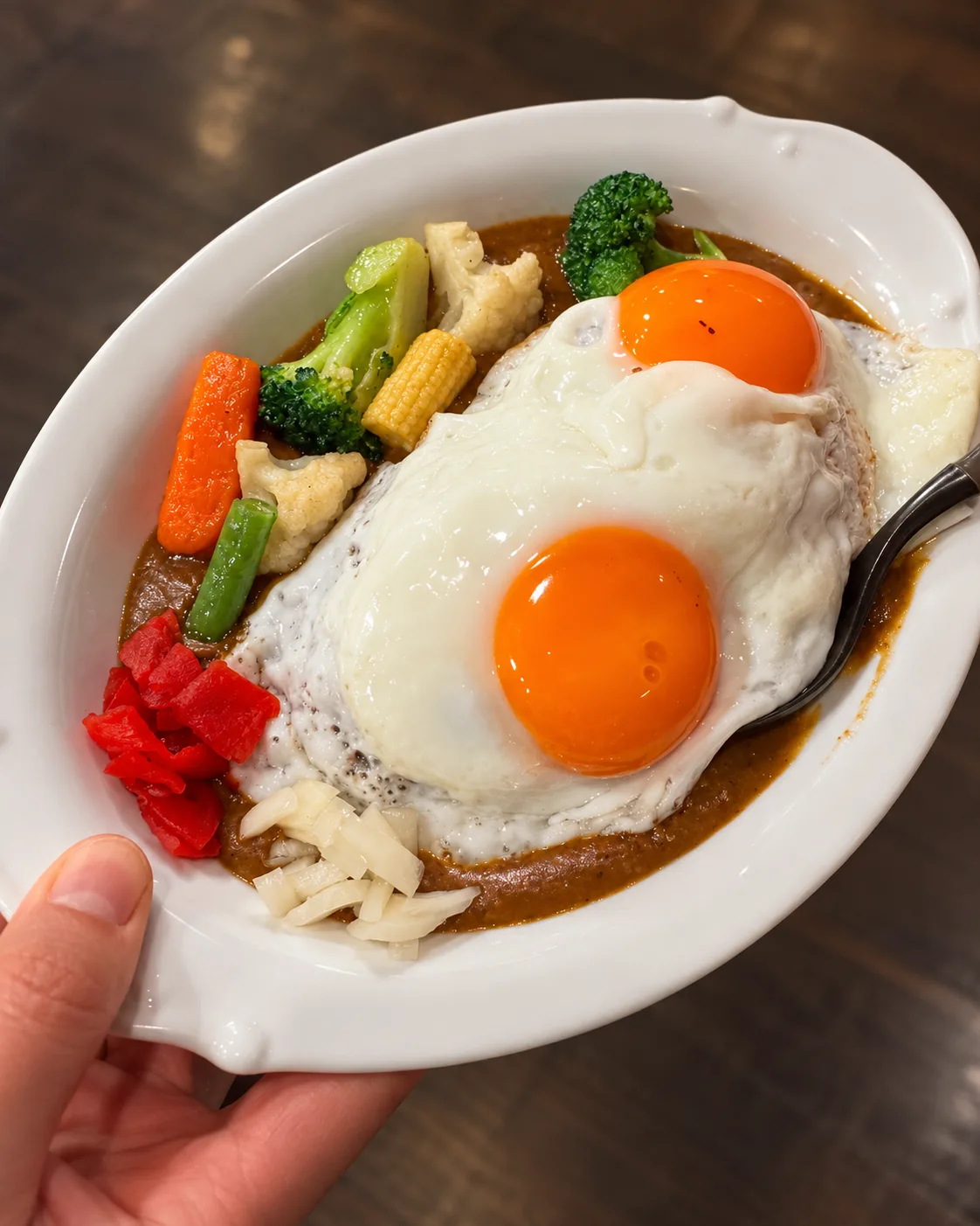 目玉焼き2つと野菜の素揚げをのせたカライライス